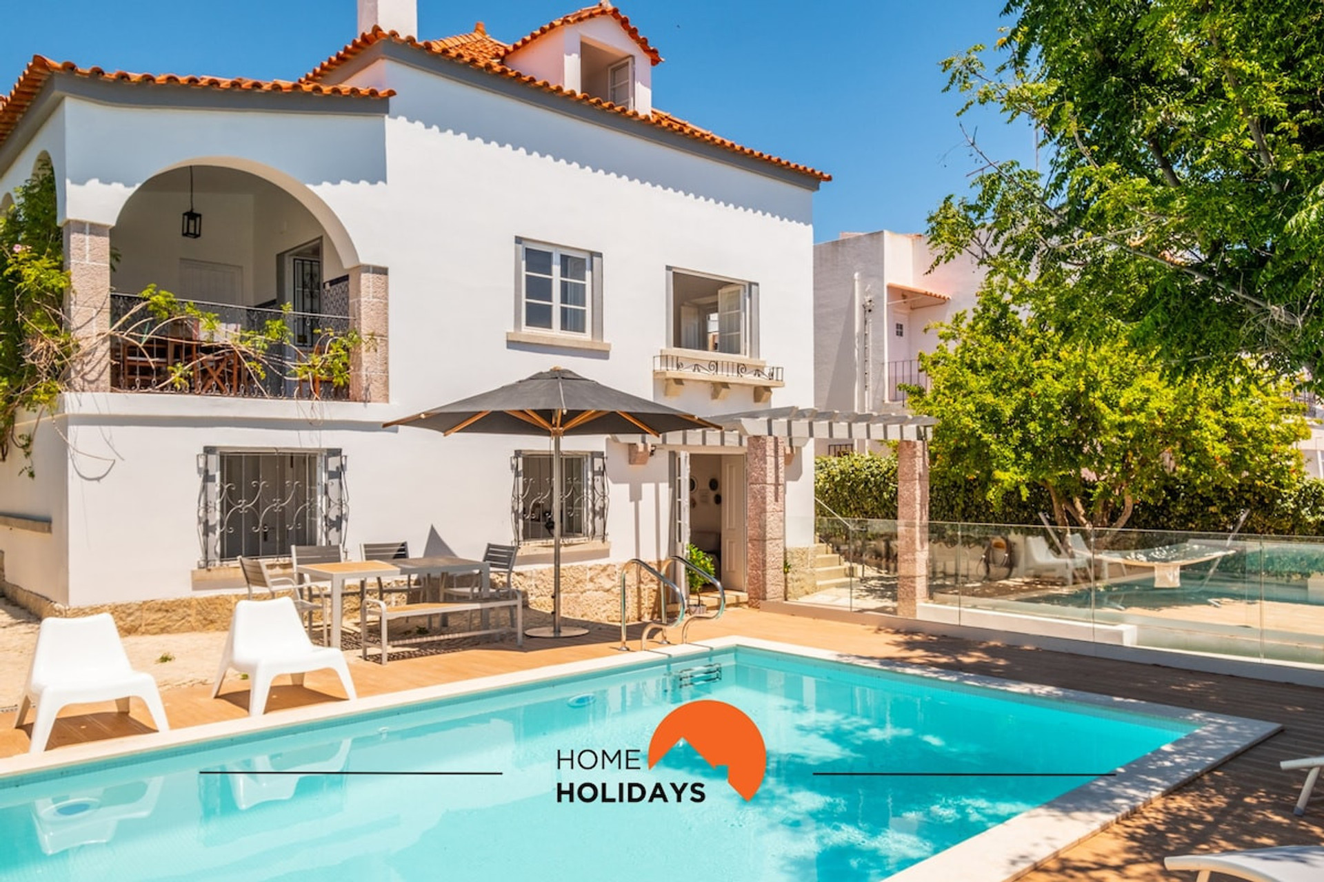 Vila Facade with Pool