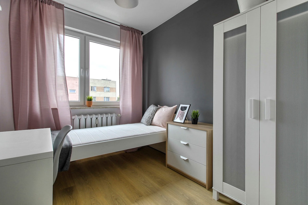 Room with comfortable bed Warsaw preview