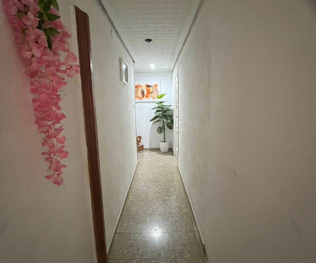 Large, bright kid-friendly home 20 mins from beach