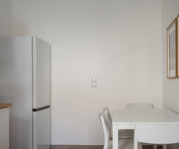 Apartamento espaçoso com 2 quartos, varanda, piscina e vista para a baía