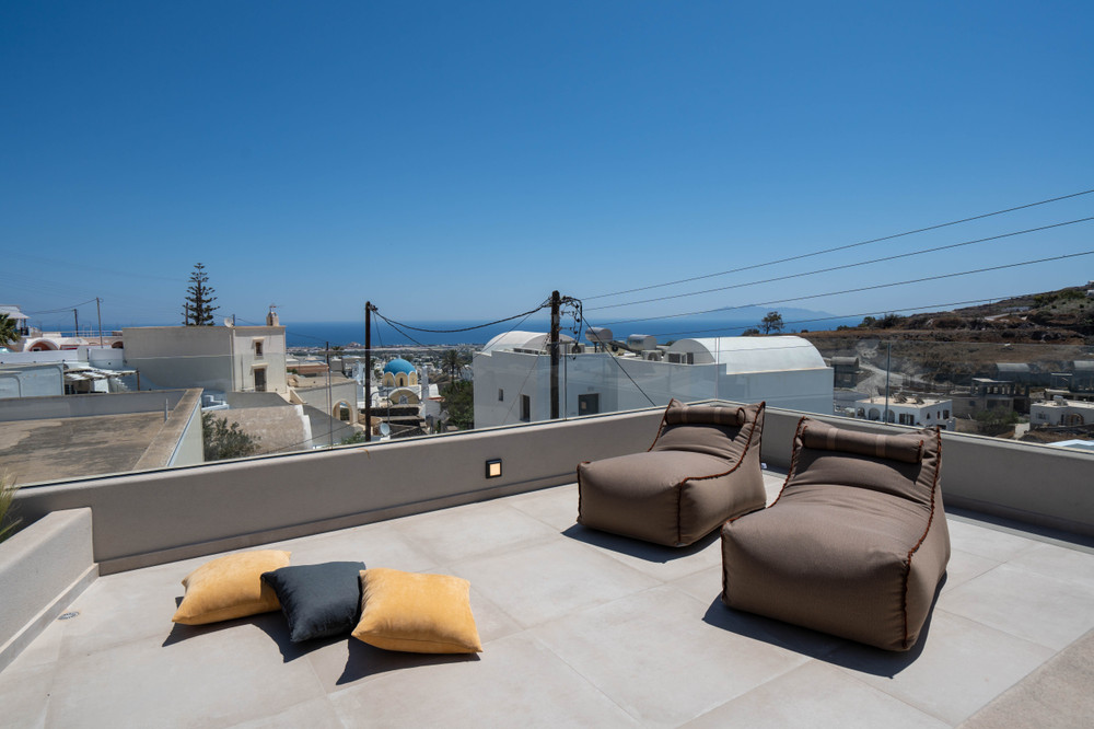 3 | Boutique Living in the heart of Santorini preview