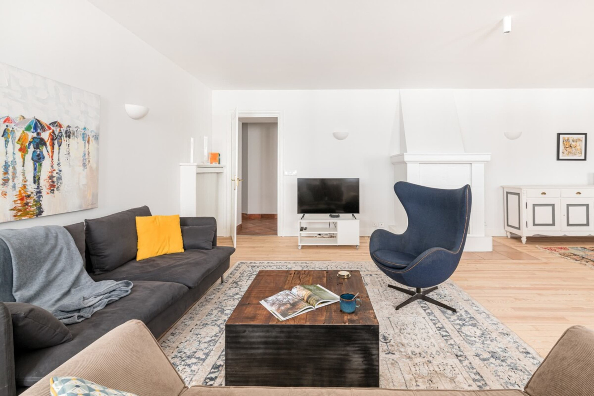 Salon très spacieux avec TV