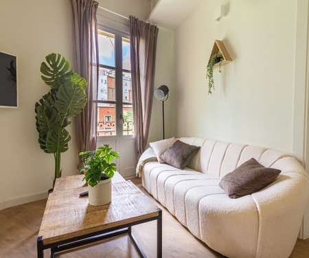 VLF2A2R3- Hab. in a very bright apartment in Eixample