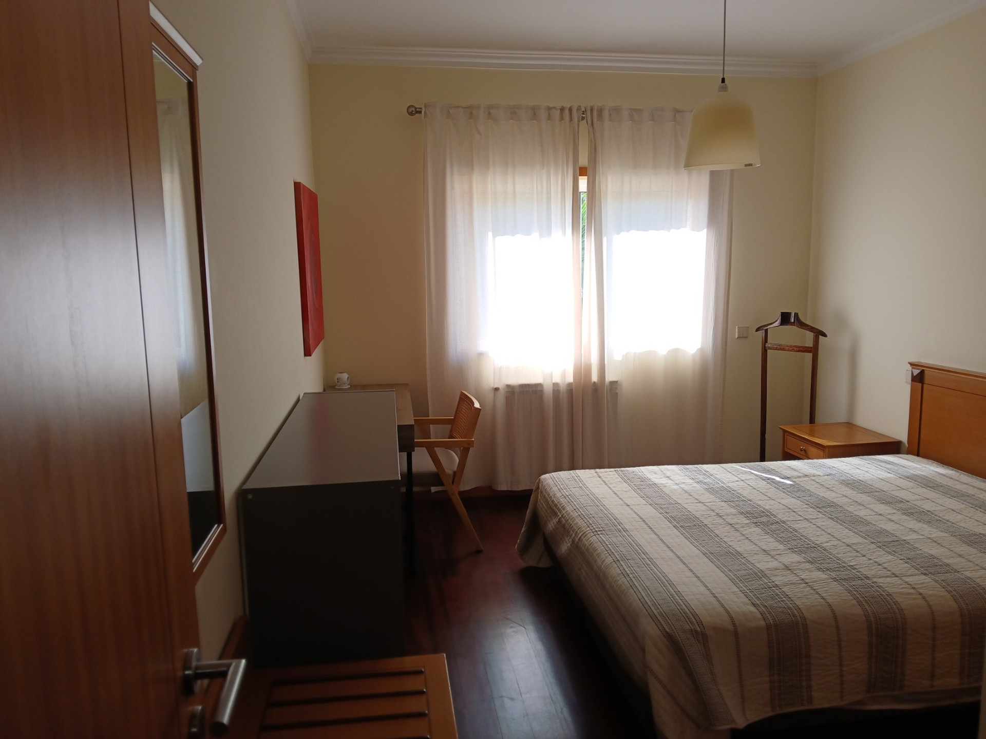 Cama 160x200, secretária e maleiro