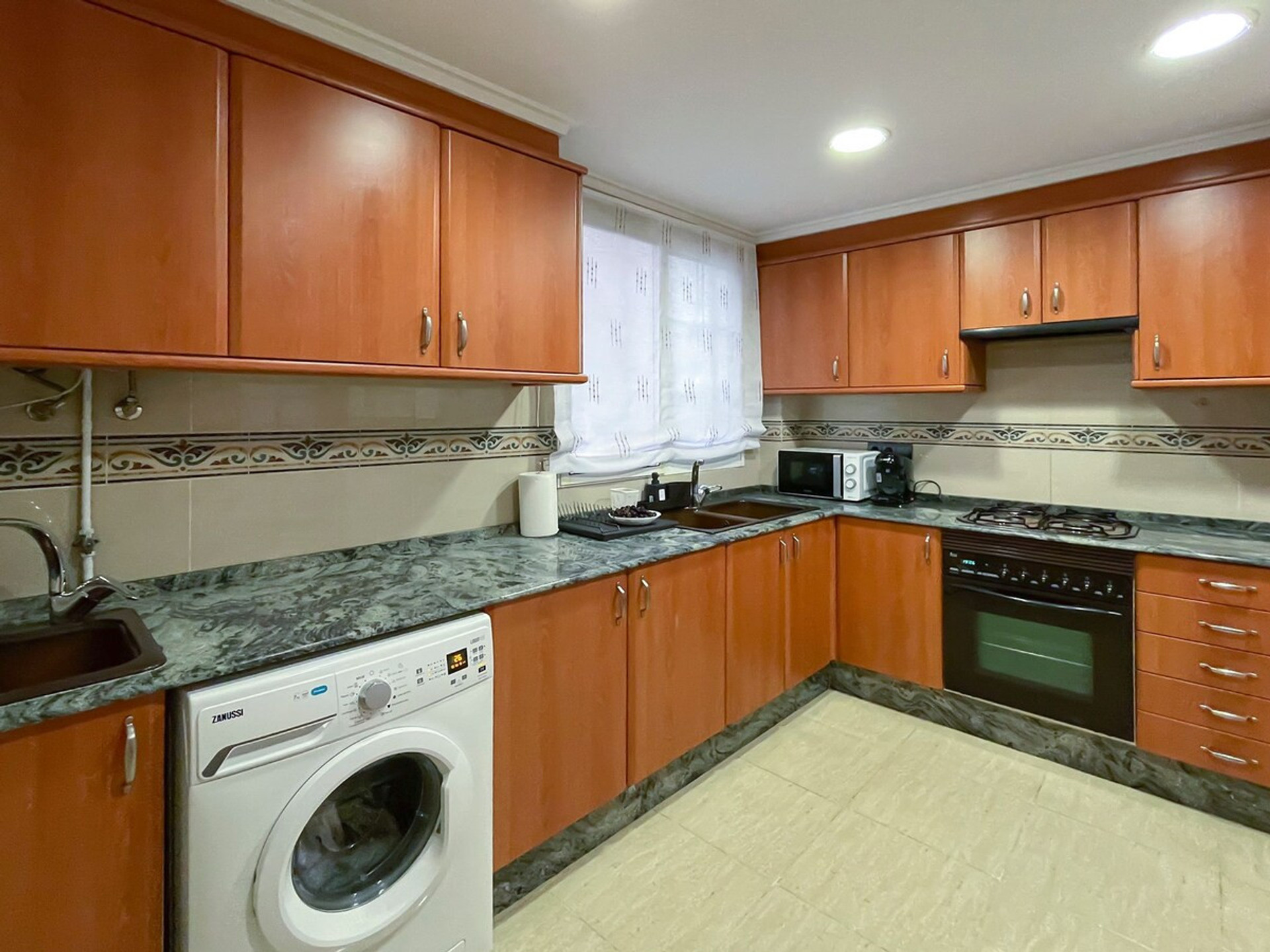 Full kitchen