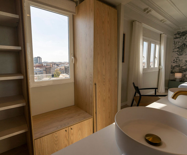 Big apartment with terras, Calle del Hospital 1.28