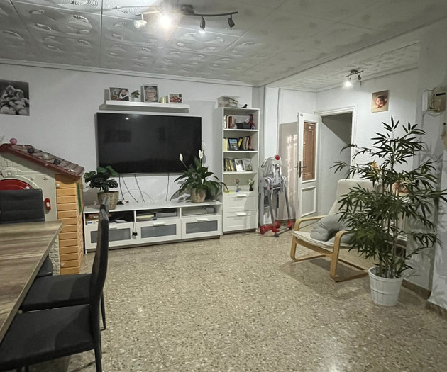 Large, bright kid-friendly home 20 mins from beach