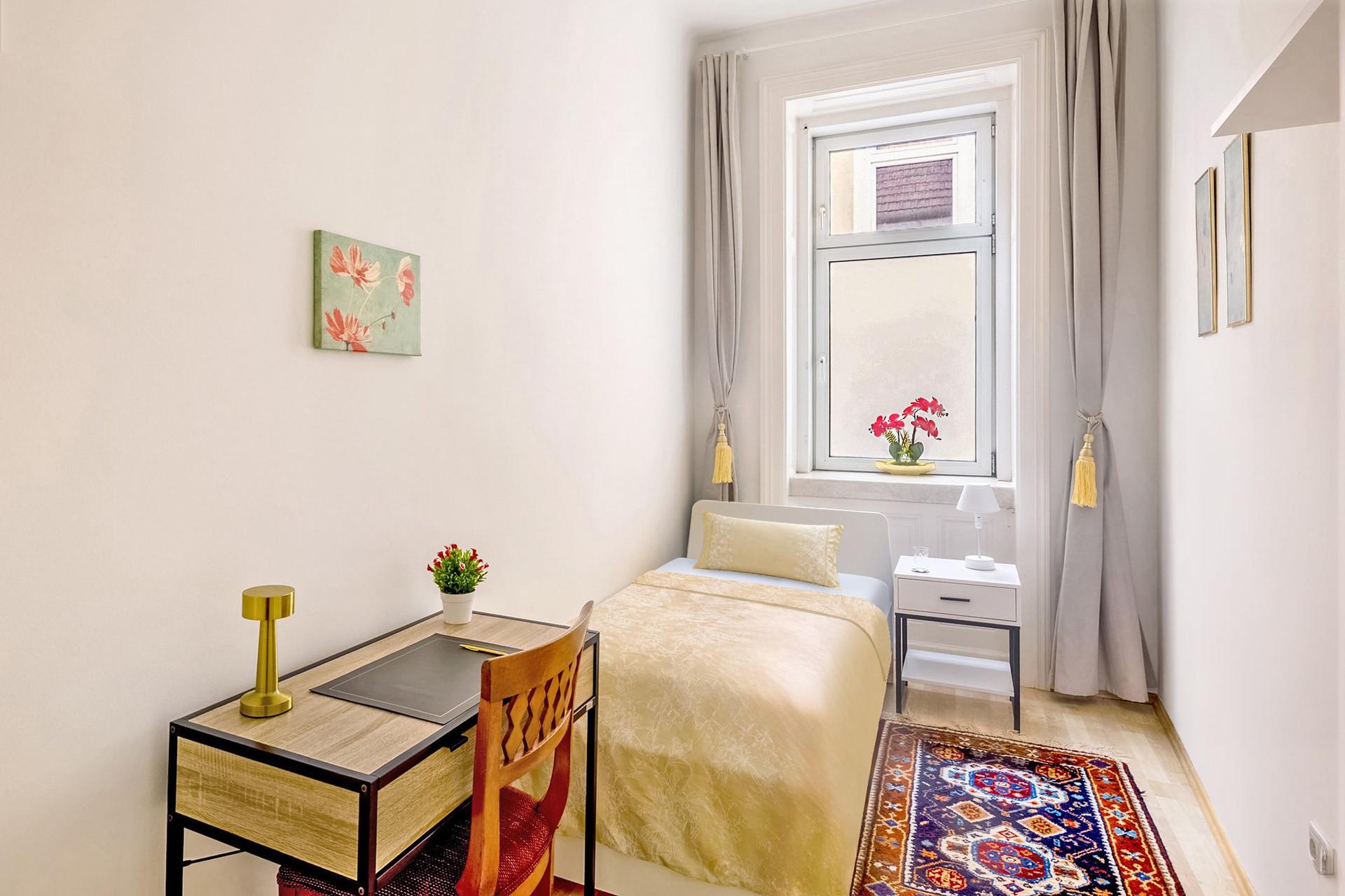 Single bedroom with desk