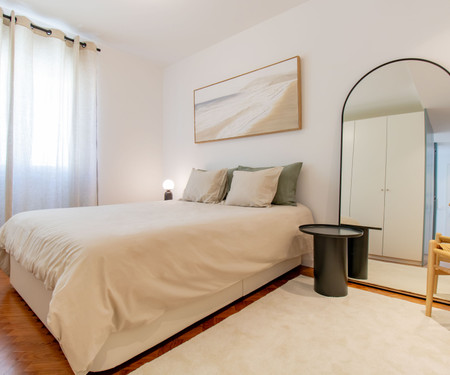 Charming 1-Bedroom Apartment in Algés