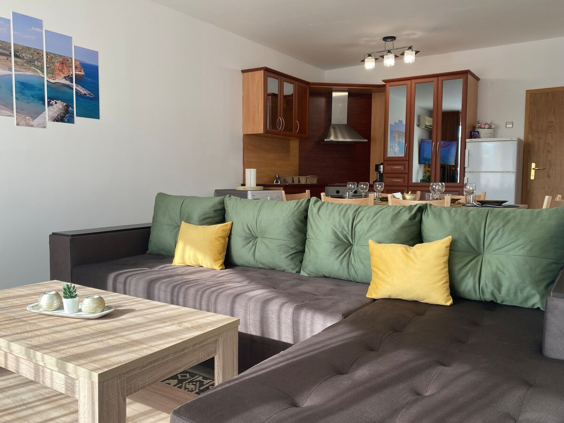 Living Room with sea view and kitchen. 43inch TV with YouTube and Netflix. Cofee Machine, Fridge and Washinig Machine. 