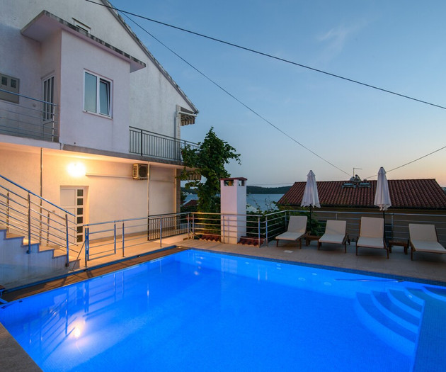 A1 apt w. shared pool & balcony,next to the beach