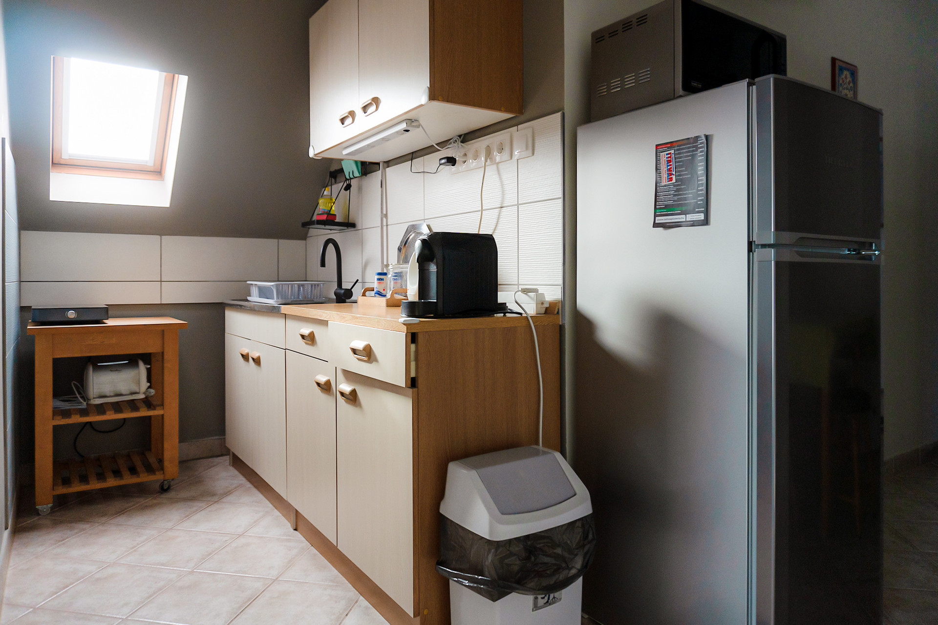 A konyha kicsi, de jól felszerelt, mellette az étkező