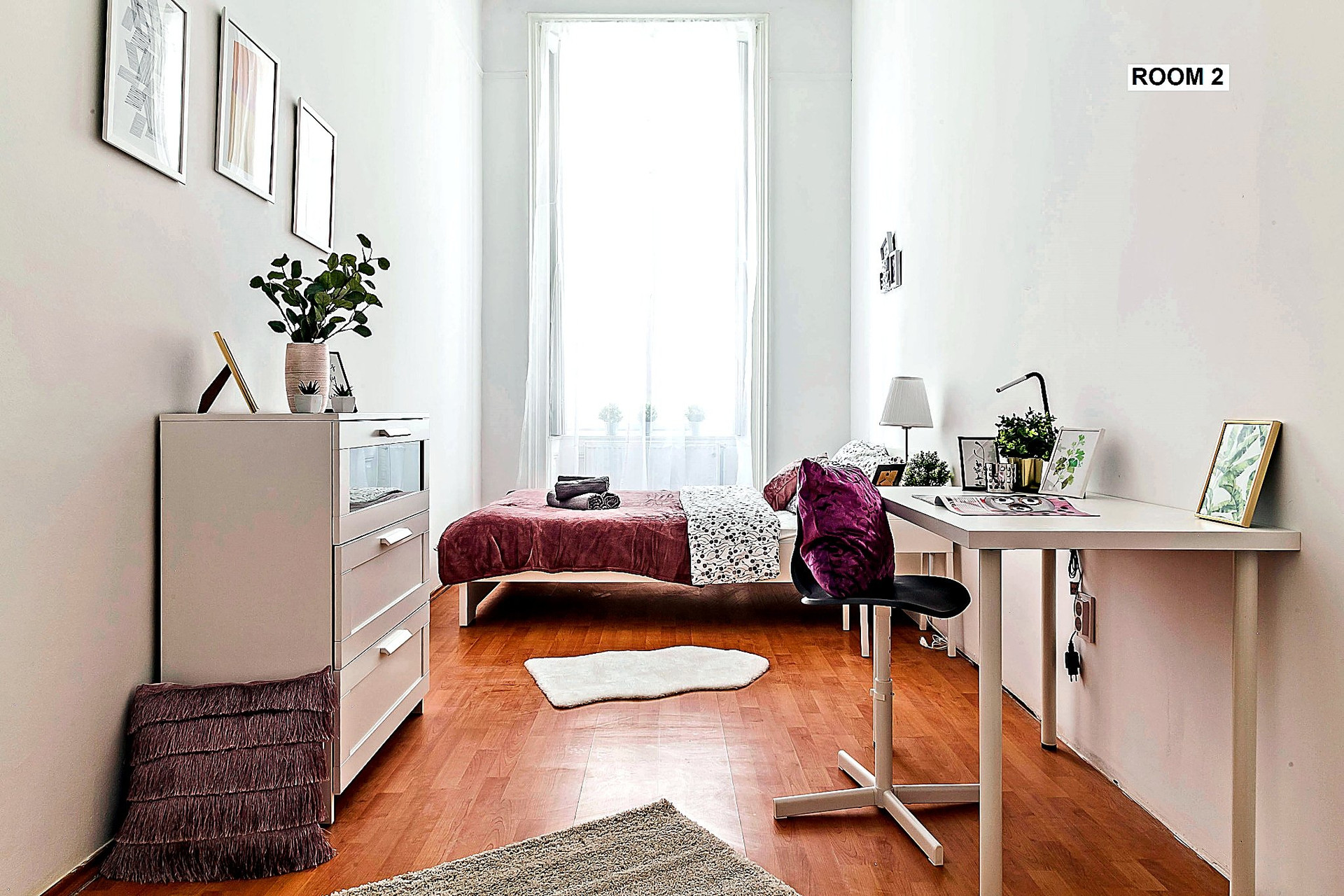 Bright and comfortable private room with a dedicated workspace, high-speed Wi-Fi and large window. Ideal for digital nomads, remote workers and international students staying in Budapest during the summer.