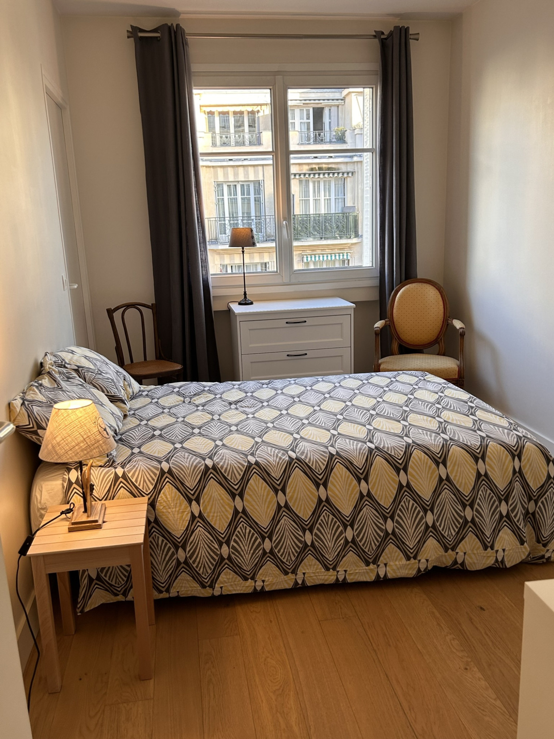 Second bedroom (120cm) with desk and chest