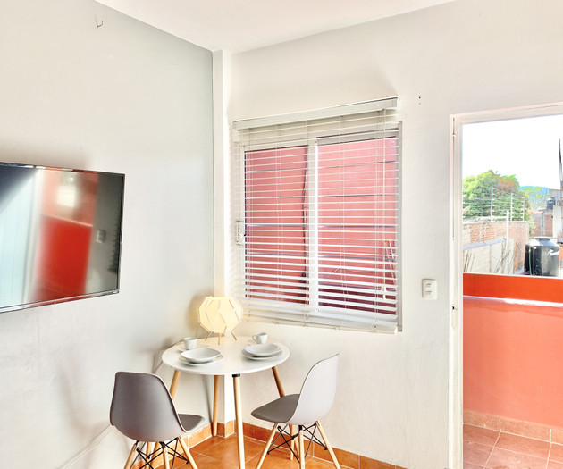 Flat 1/3_ 500mbps Wifi, Desk with office chair