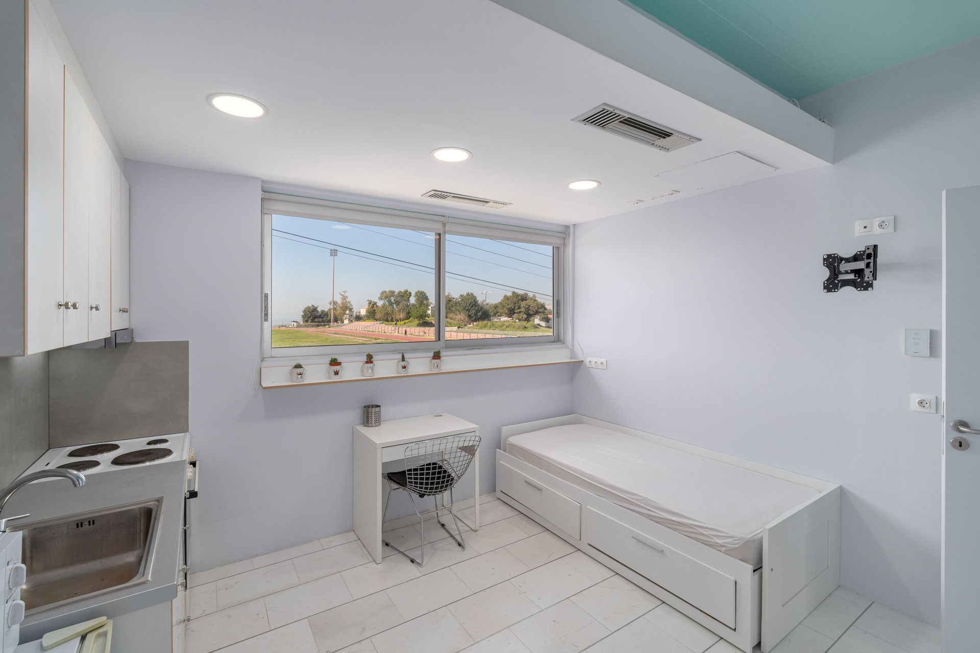 Studio room with bed and kitchenette