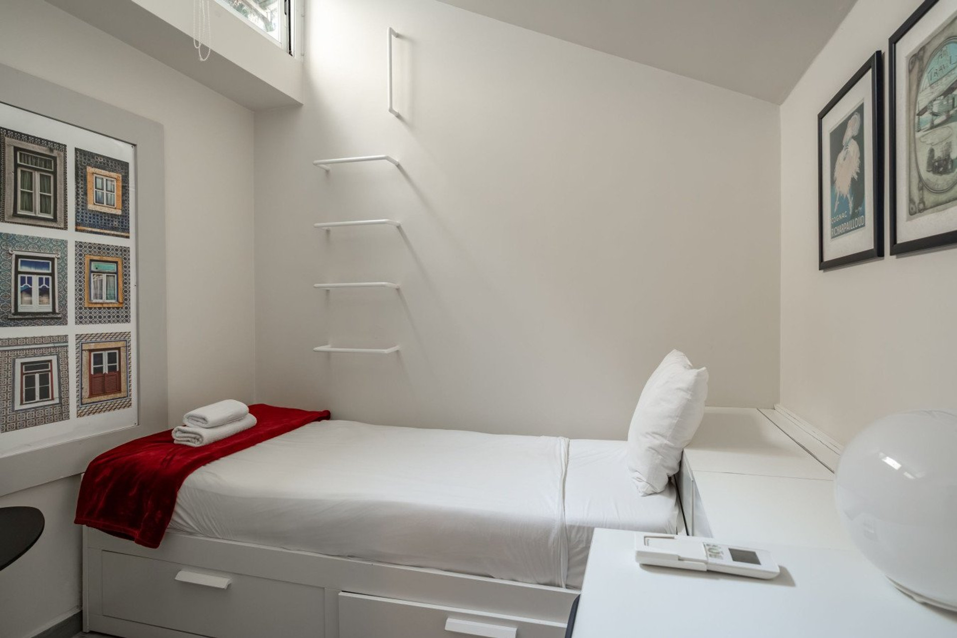 Single bedroom with storage bed