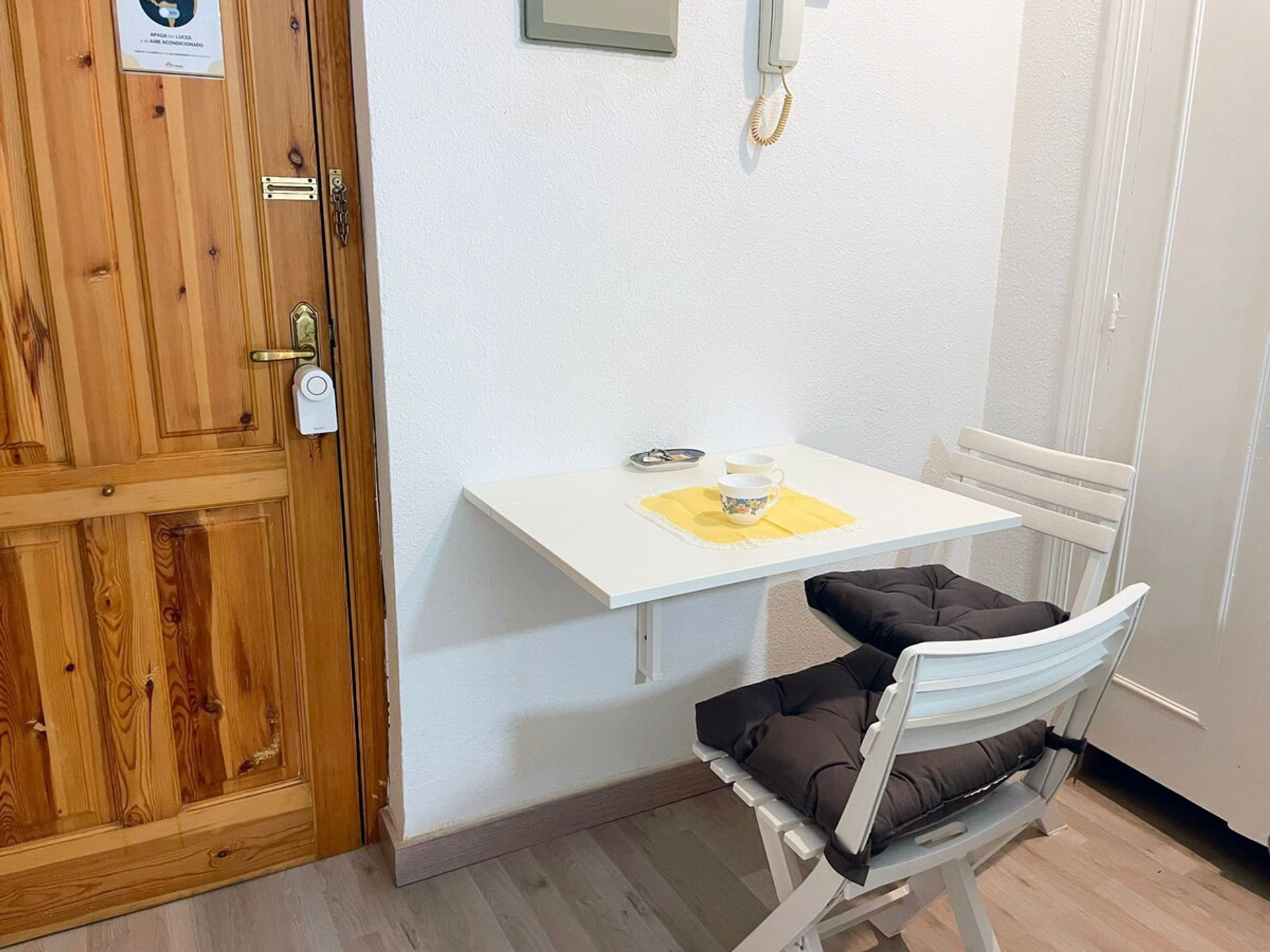 Folding table 