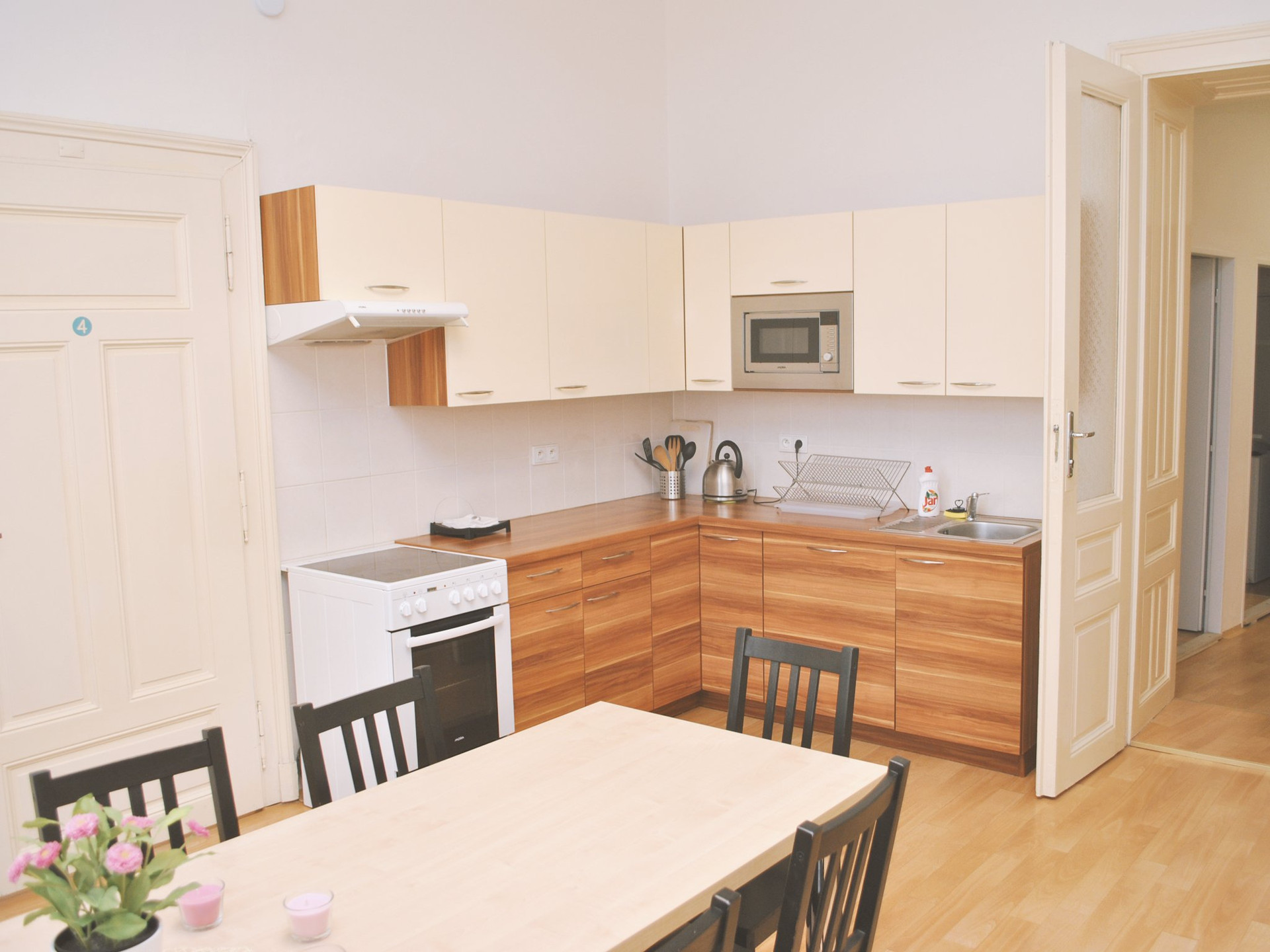 Full kitchen with dining table