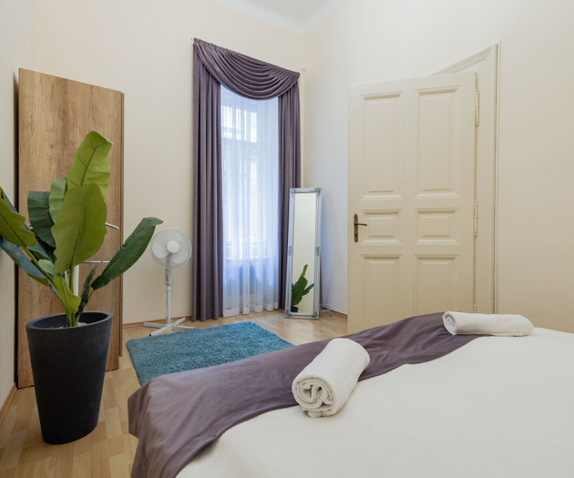 Green Lantern Home Downtown with AirCon Basilica