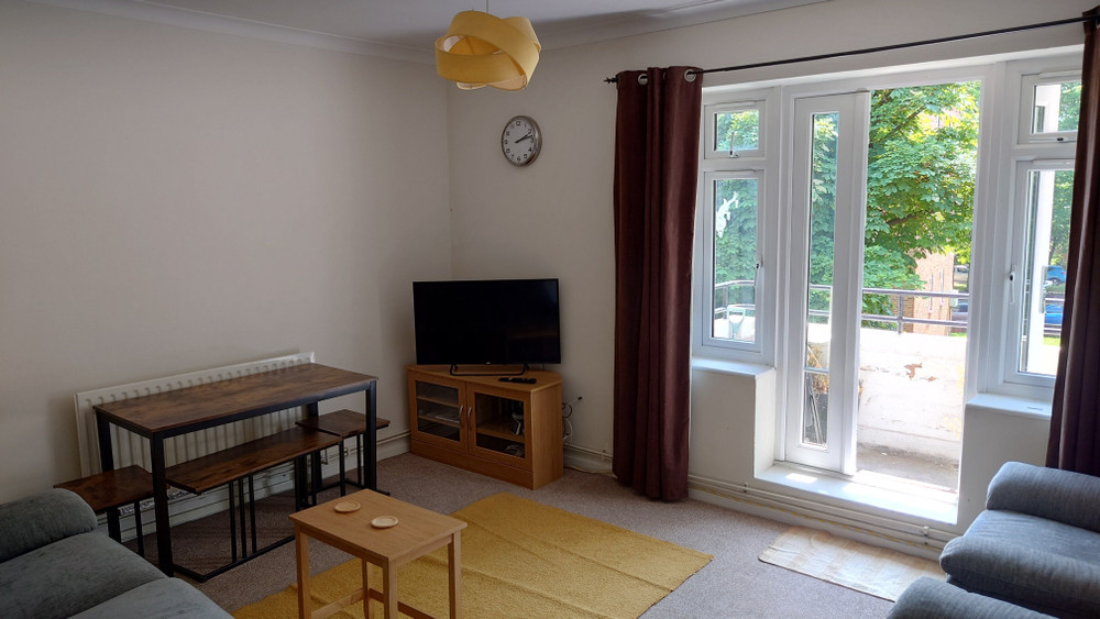 3 bedroom flat with balcony, 500m to rail station preview
