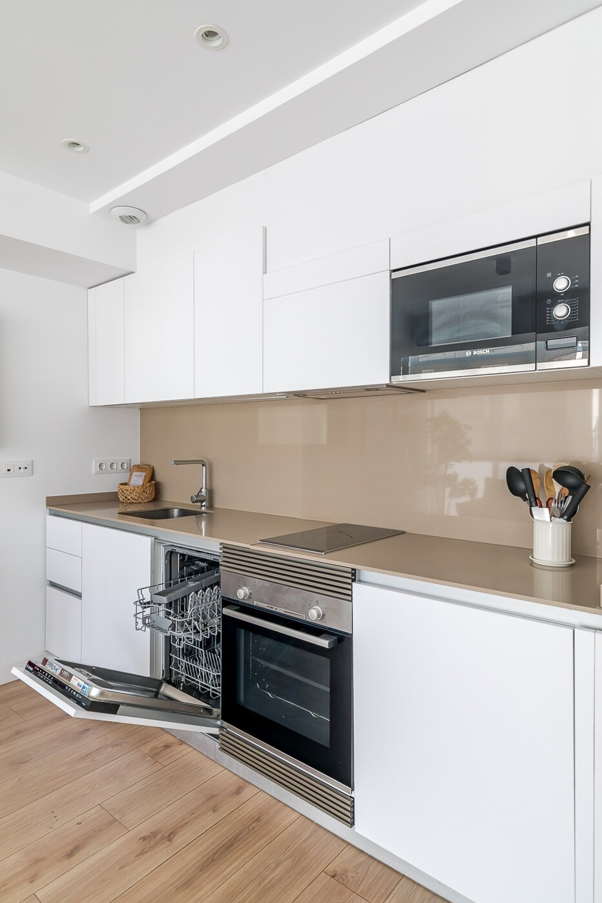 Full kitchen image 1