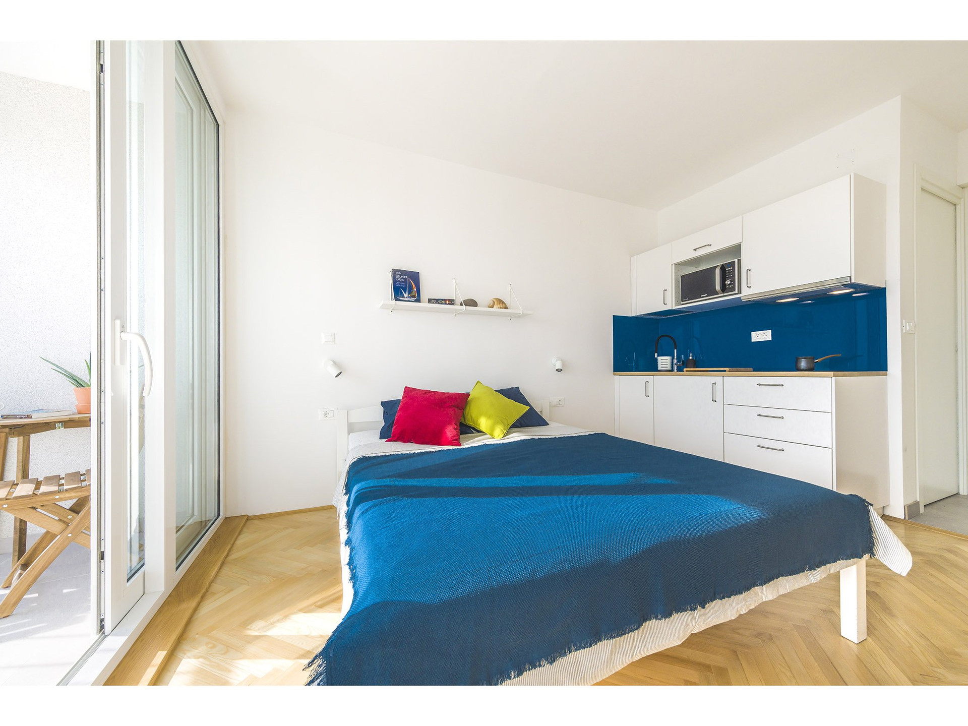 Studio bed and kitchenette