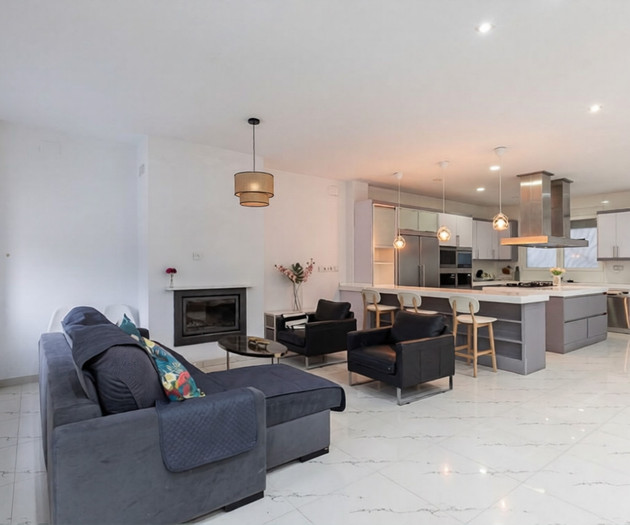 Large, modern house in Valencia City!