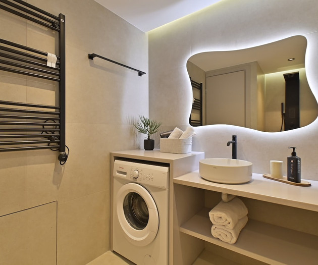Full bathroom 1