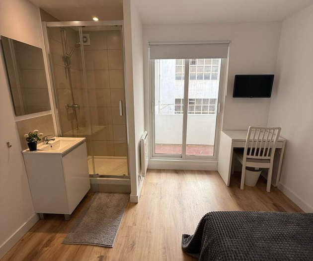 Double bedroom with private bathroom