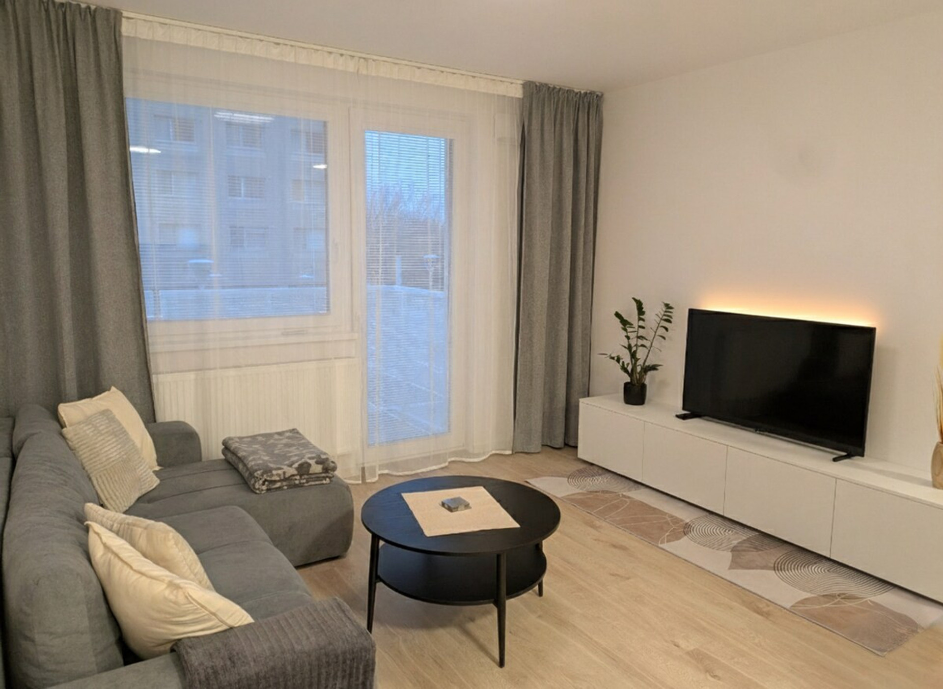 Living room image 4