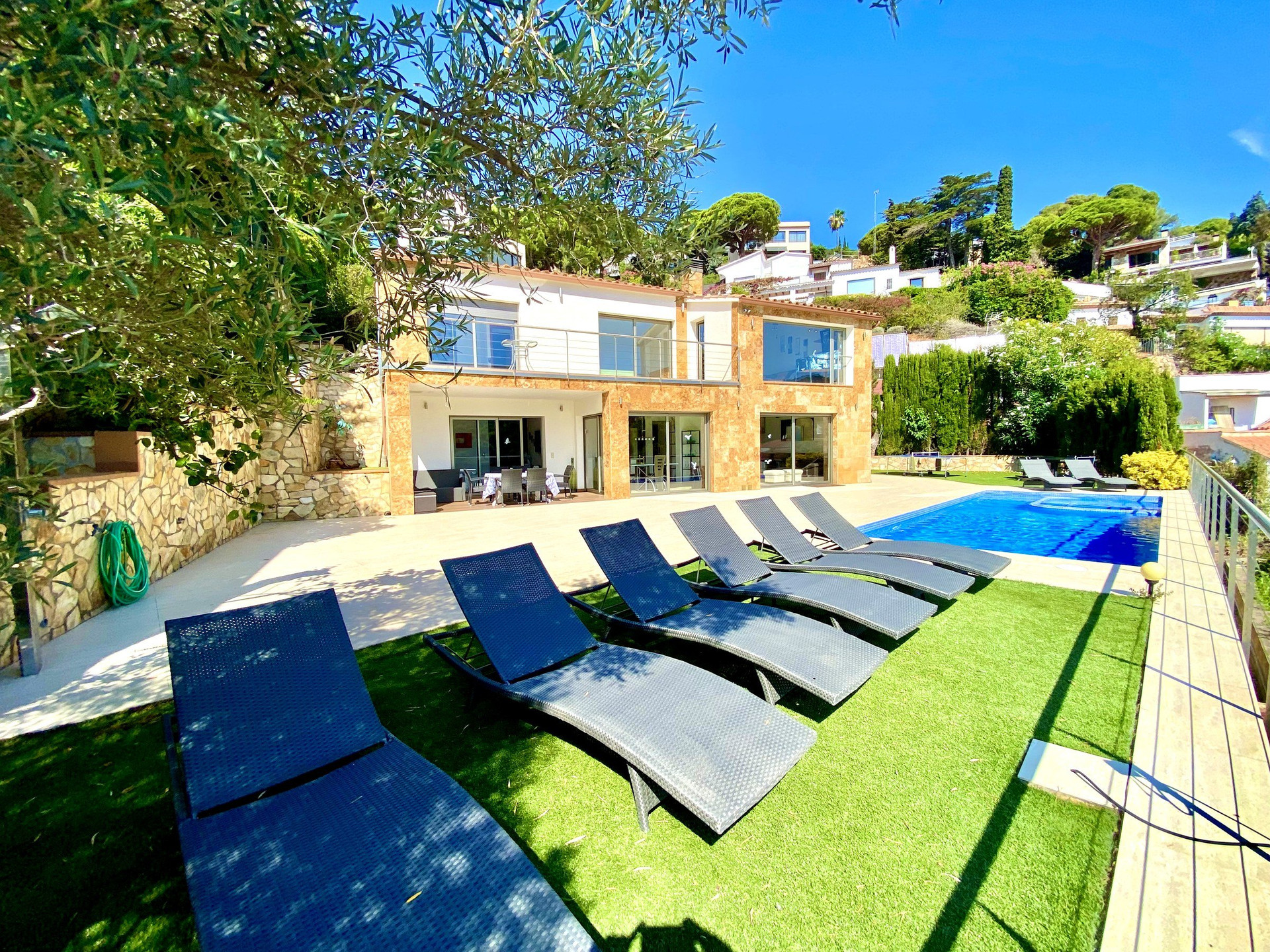 Garden loungers pool and villa