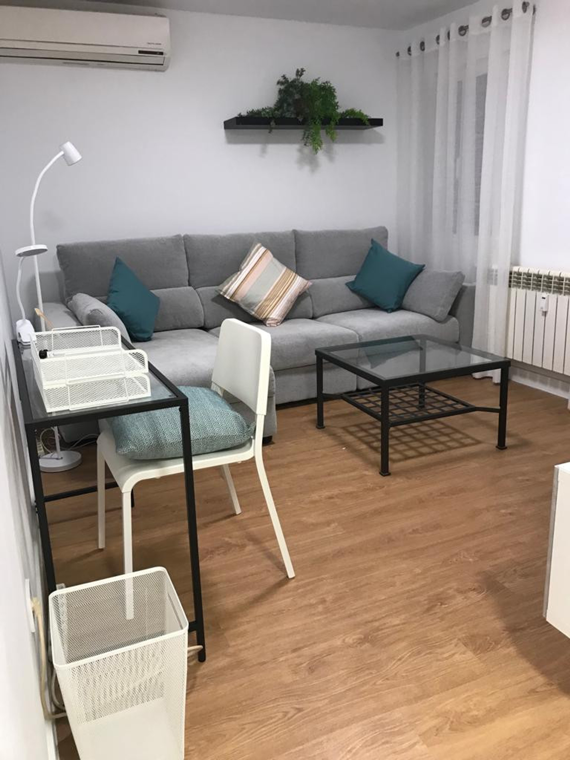 Salón con mesa de trabajo