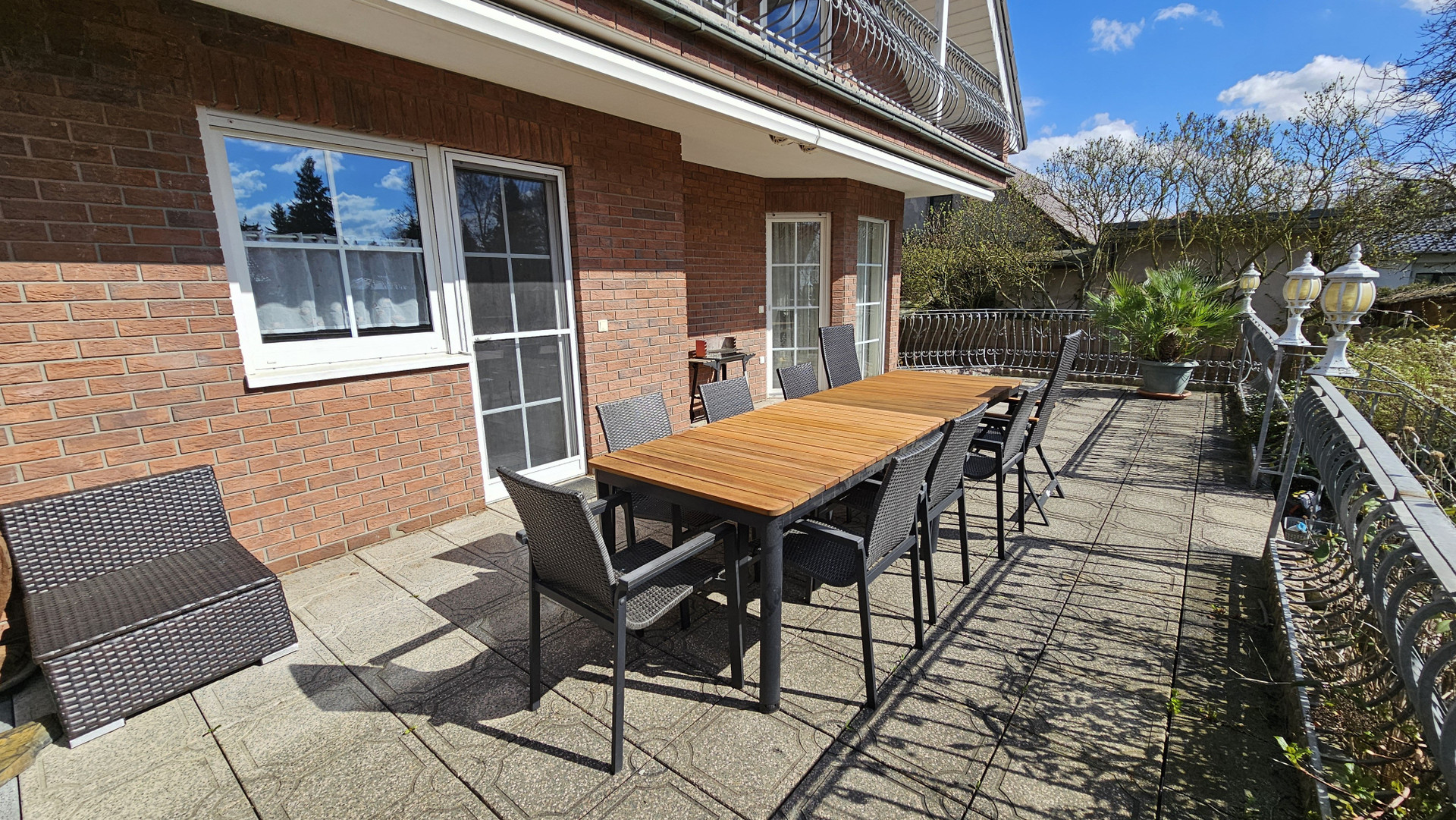Terrasse mit Sonnenmarkise
