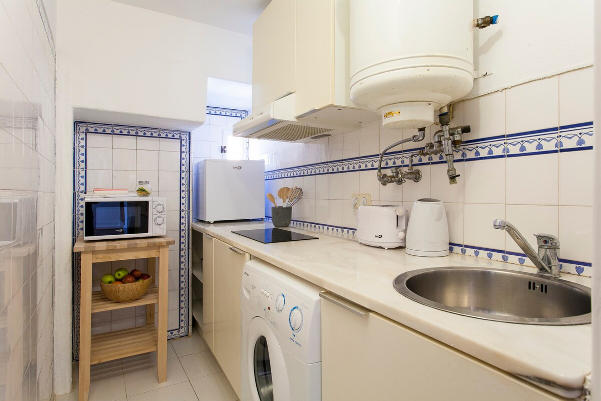 Full kitchen image 1