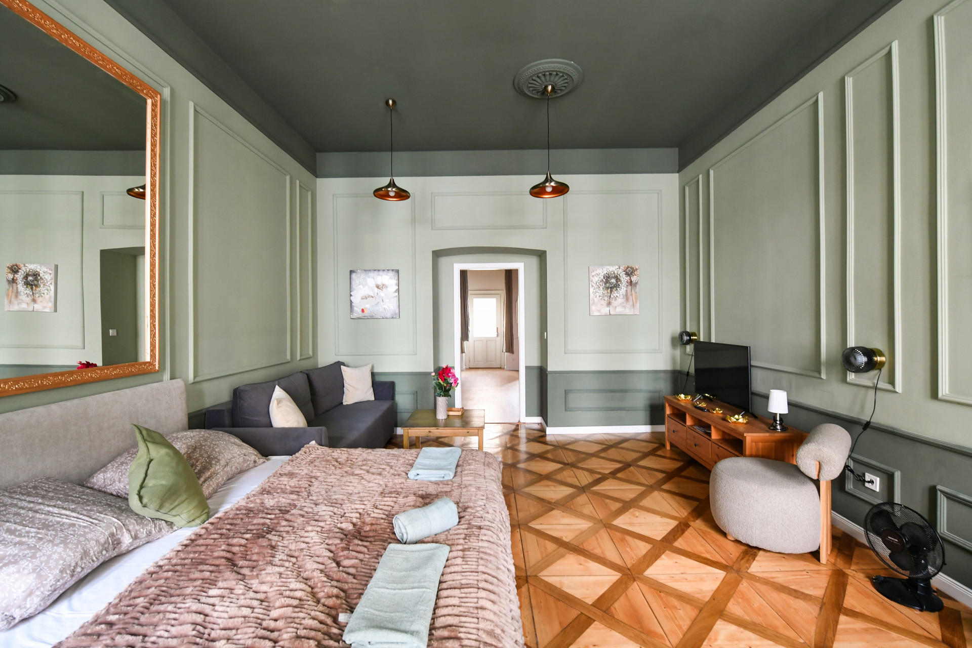 Bedroom with beds, TV, parquet