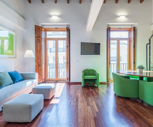 Bright & Cozy Penthouse · Seasonal Rental