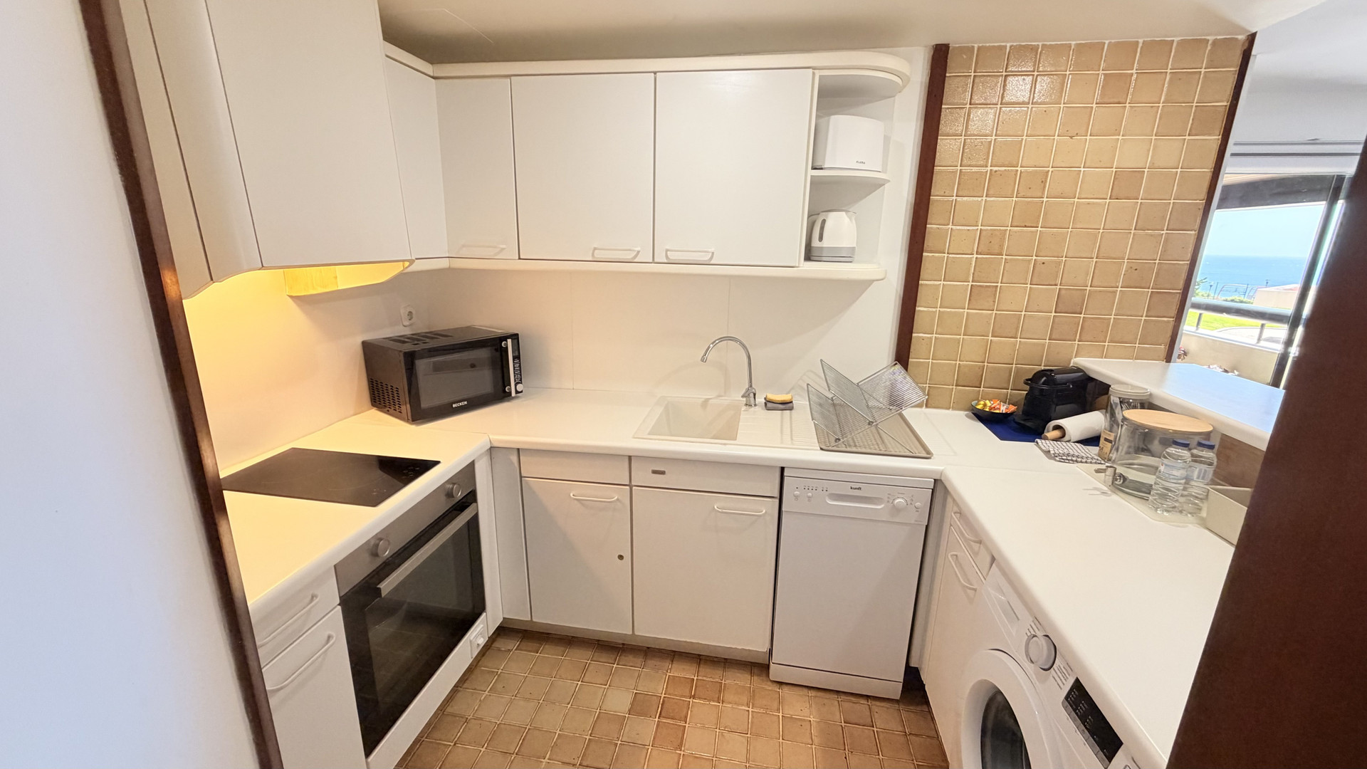 Compact fitted kitchen