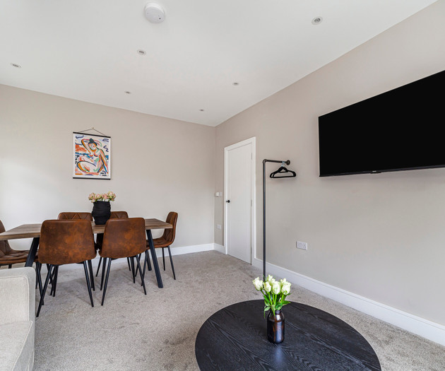 Trendy 2BR 1Bath Flat, 15 Min to Wembley, Sleeps 6