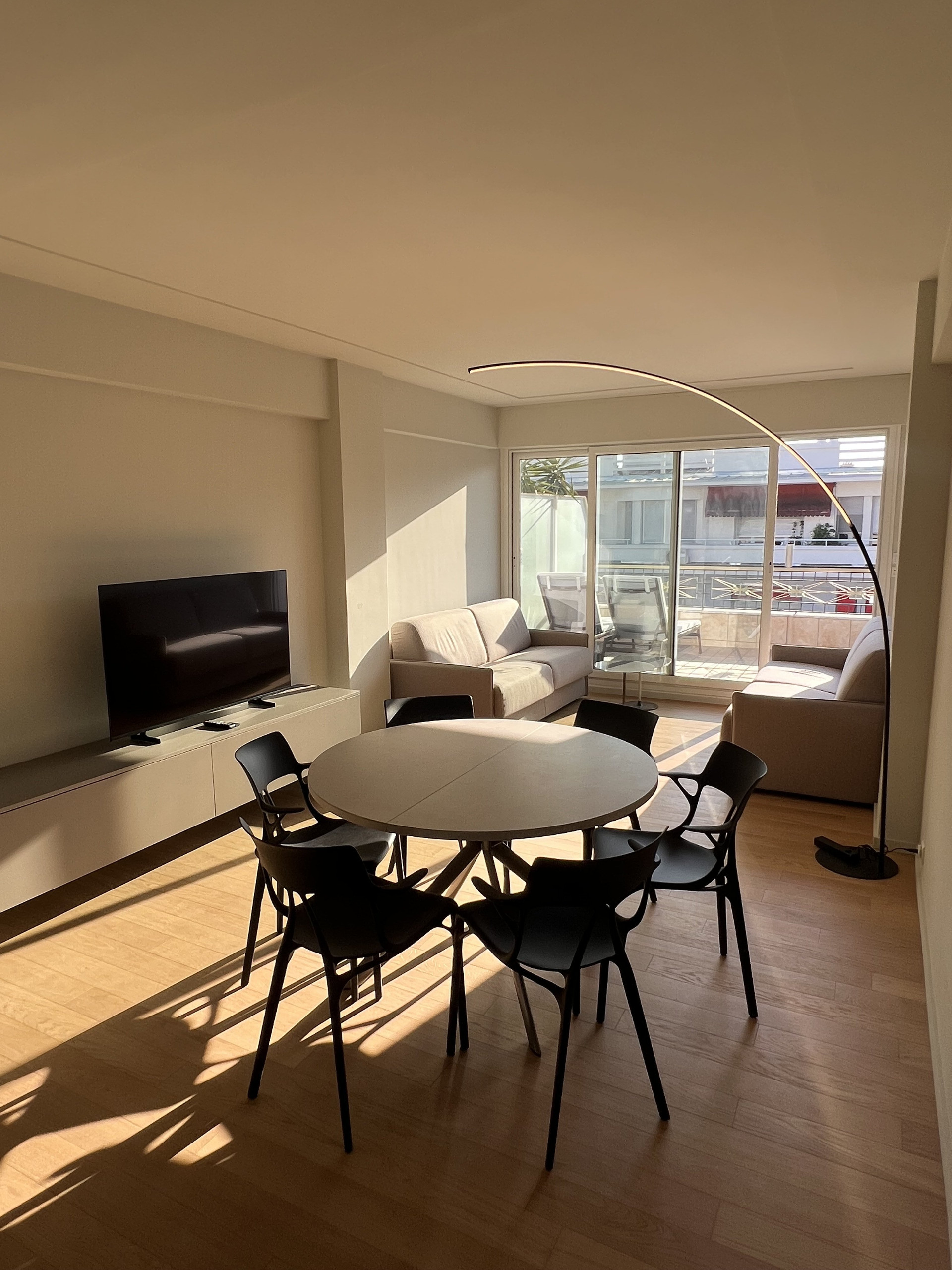 Living dining room with balcony