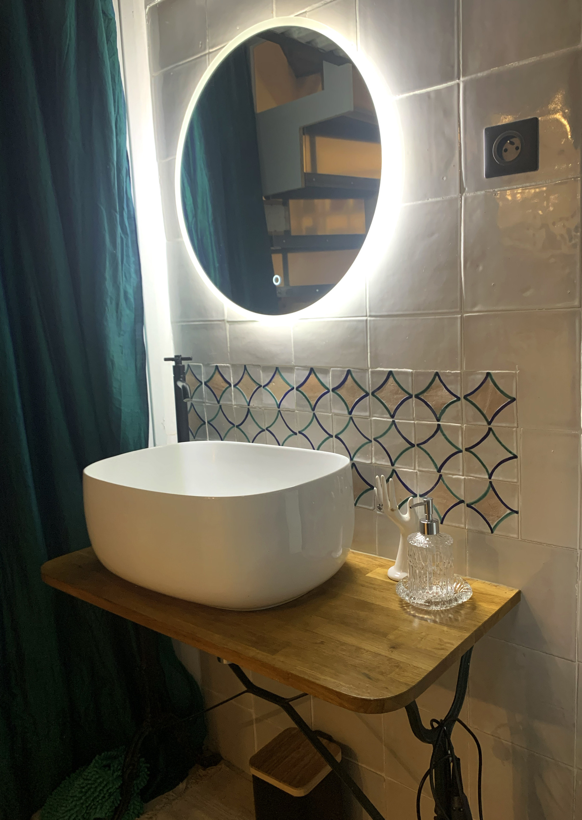Small but stylish bathroom with Vietri tiles, featuring a walk-in shower and 2 m high ceilings