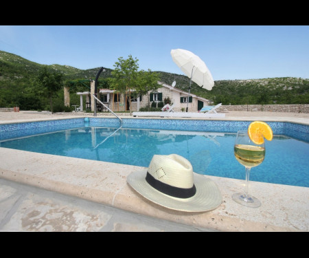 Villa with heated pool,very quiet location