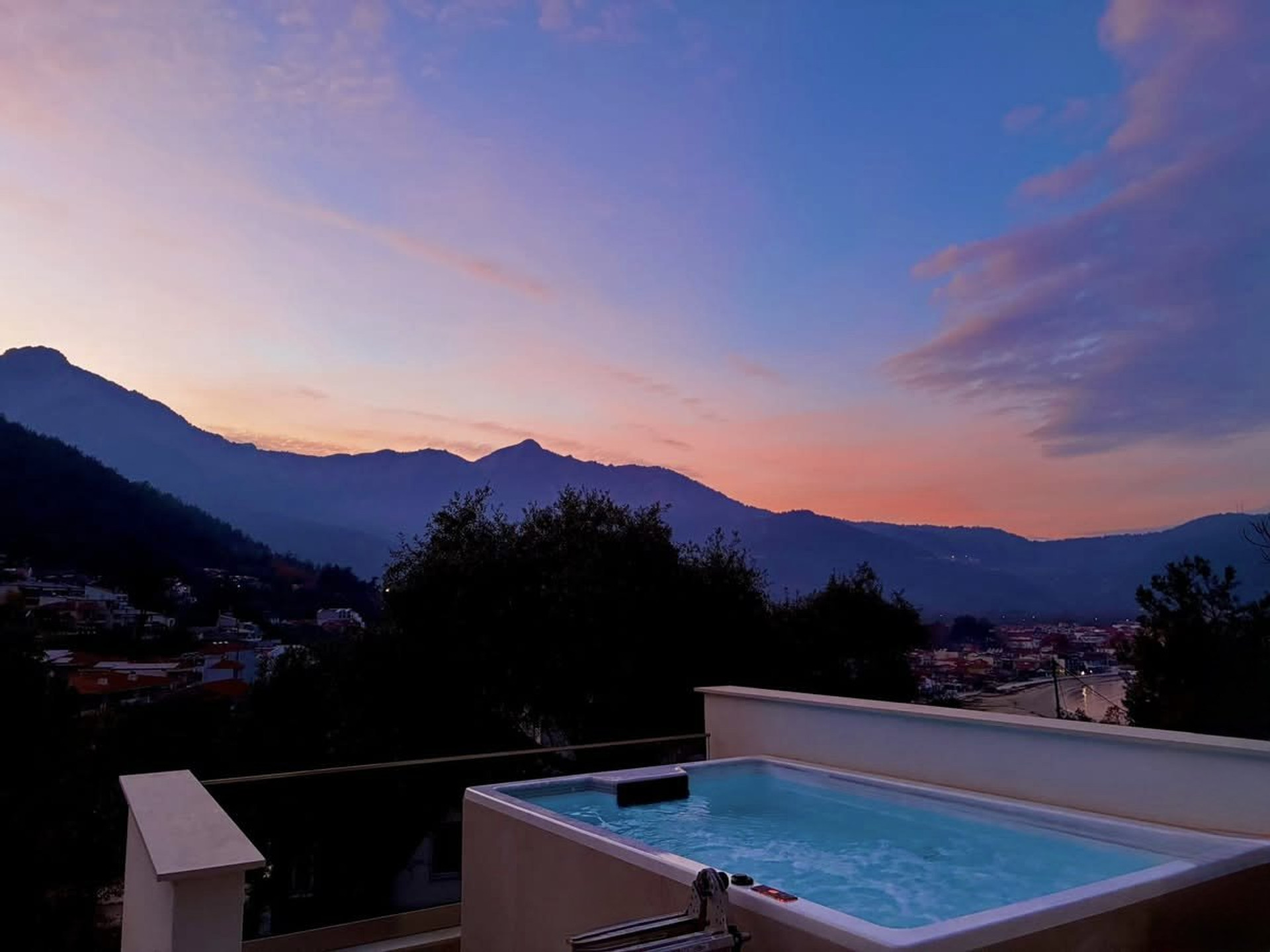 Rooftop hot tub with mountain sunset view