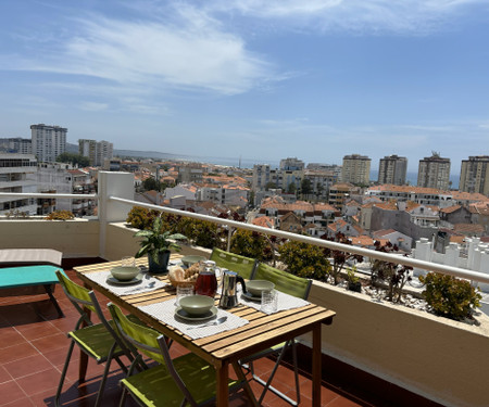 Sunny penthouse in Costa da Caparica