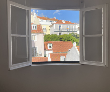 Cosy room with balcony in the center of Alfama