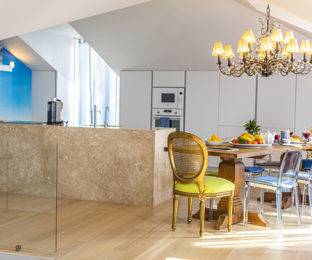Chiado Rooftop Apartment by Cadenzalux