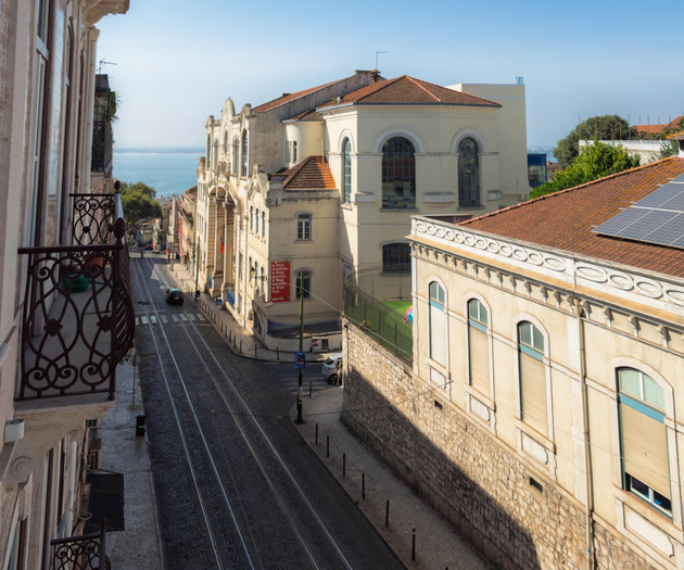Your Lisbon Oasis: 3-Bed Apartment with Pool & Out