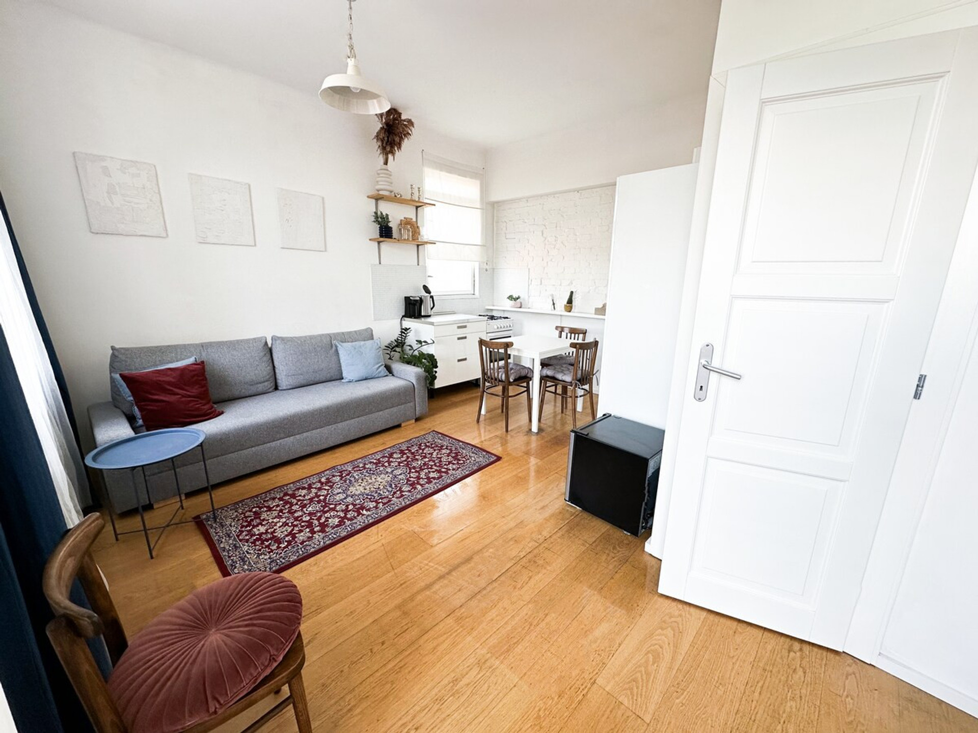 Functional, fully equipped kitchen with dining room, with traditional vintage collector chairs in the 70s by Thonet. Coffee and various types of tea are always ready for breakfast. 