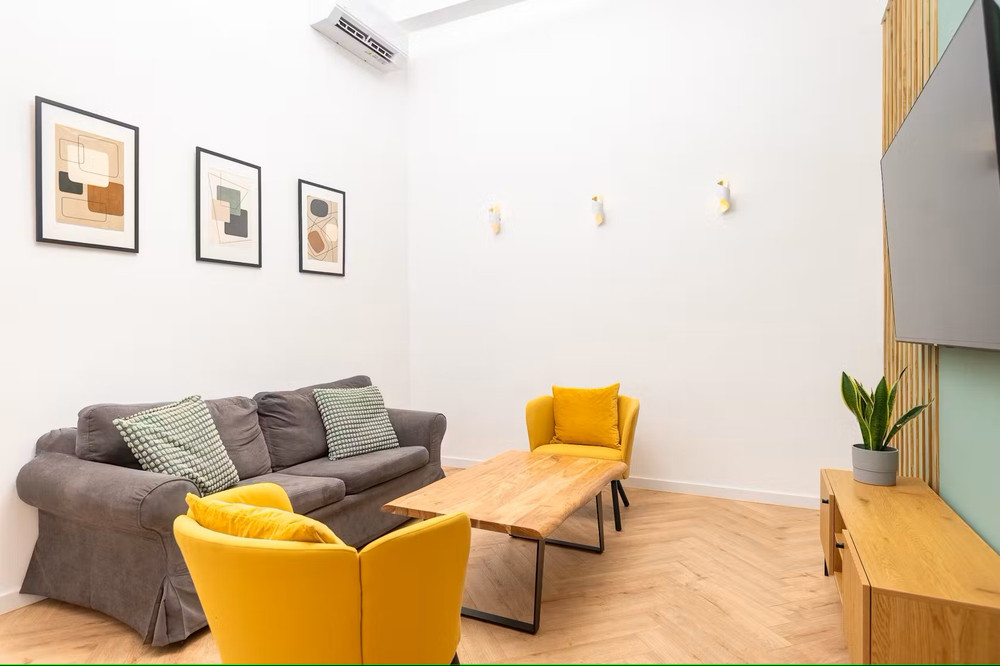 Life in the heart of Budapest in Erzsébet square preview
