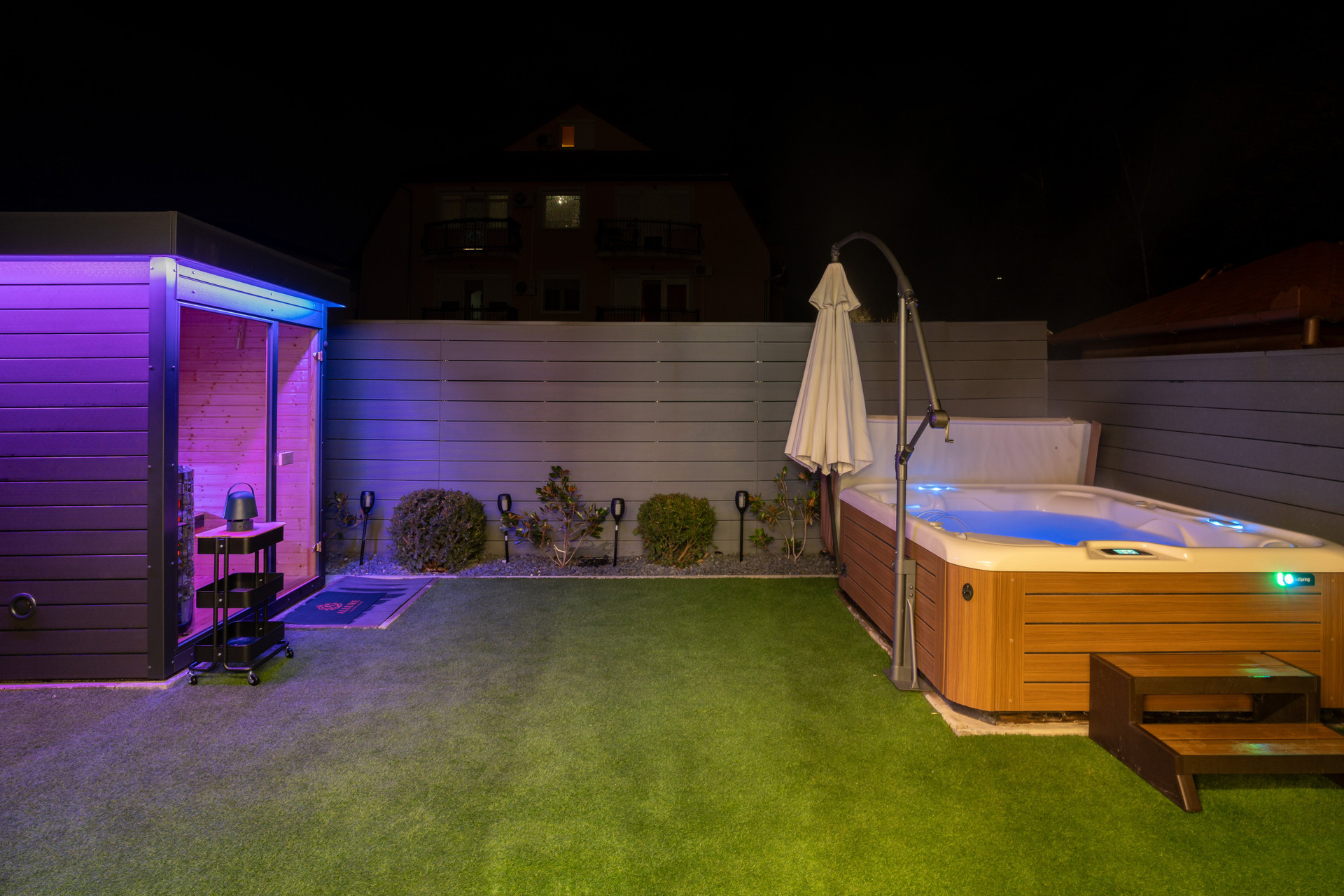 Complete private wellness experience in the garden: the Finnish sauna and the 6-person hot tub face each other in an intimate setting, ensuring undisturbed relaxation.